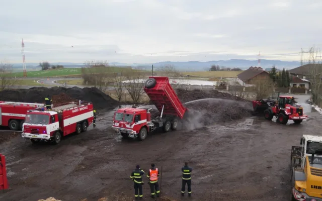 Požár dřevní štěpky v obci Drhovle u Chlaponic na Písecku.