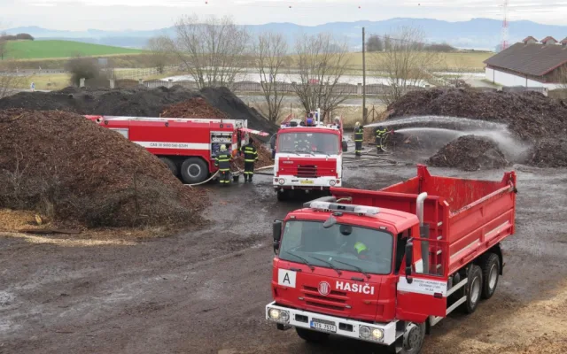 Požár dřevní štěpky v obci Drhovle u Chlaponic na Písecku.