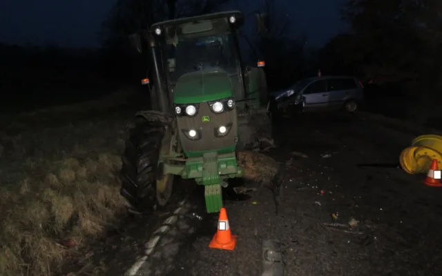 Písečtí dopravní policisté vyšetřují nehodu osobního automobilu a traktoru.