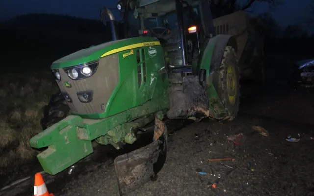 Písečtí dopravní policisté vyšetřují nehodu osobního automobilu a traktoru.