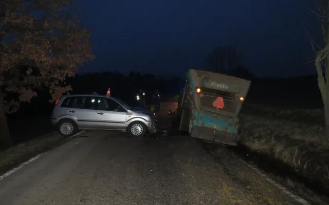 Písečtí dopravní policisté vyšetřují nehodu osobního automobilu a traktoru.