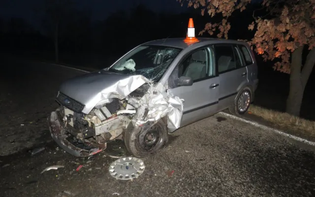 Písečtí dopravní policisté vyšetřují nehodu osobního automobilu a traktoru.