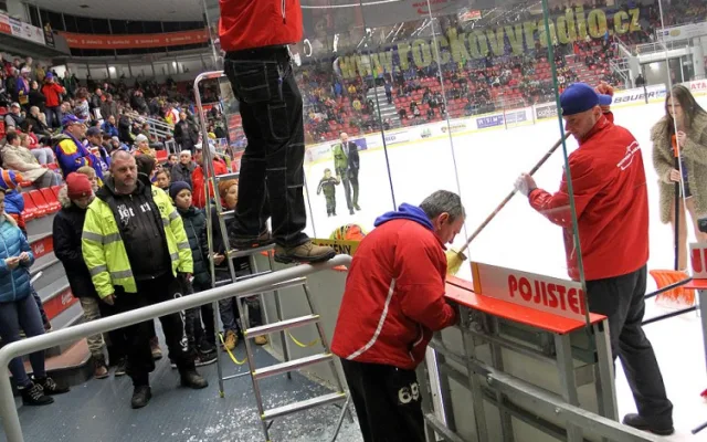 Benátecký obránce Maier v závěru druhé třetiny v souboji s Galambošem bruslí vykopl plexisklo v rohu u domácího kotle