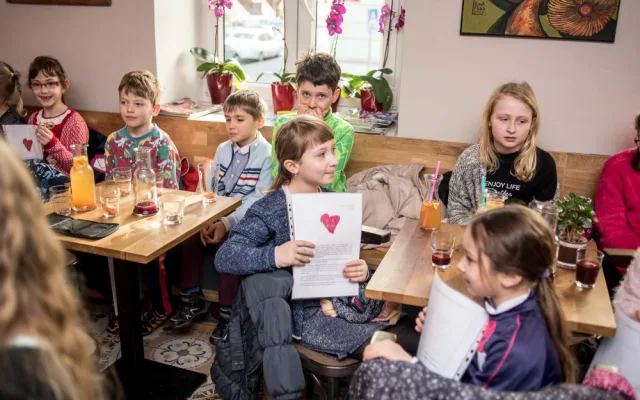 Předávání vysvědčení základní školy Viva Bambini.
