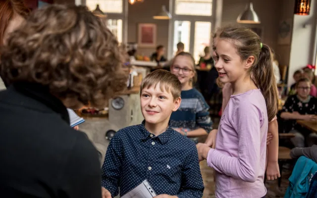 Předávání vysvědčení základní školy Viva Bambini.