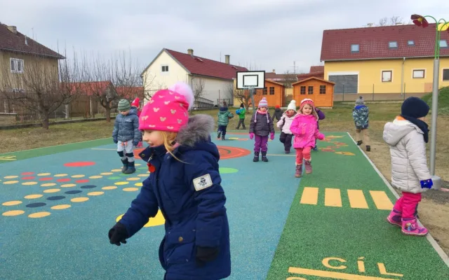 Hřiště je osazeno speciálním pryžovým povrchem