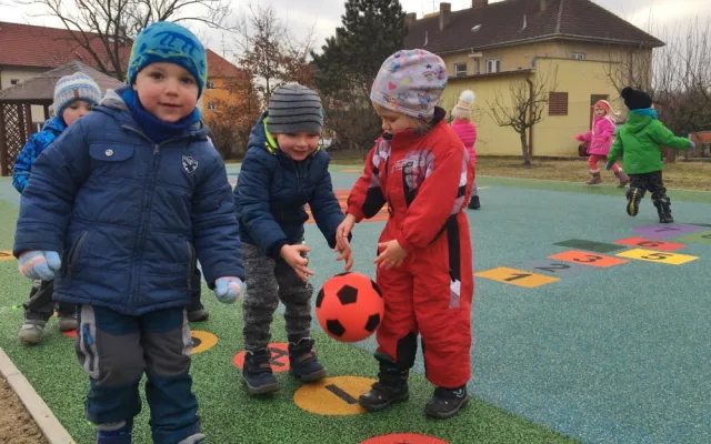 Pohyb na novém hřišti si děti moc užívají