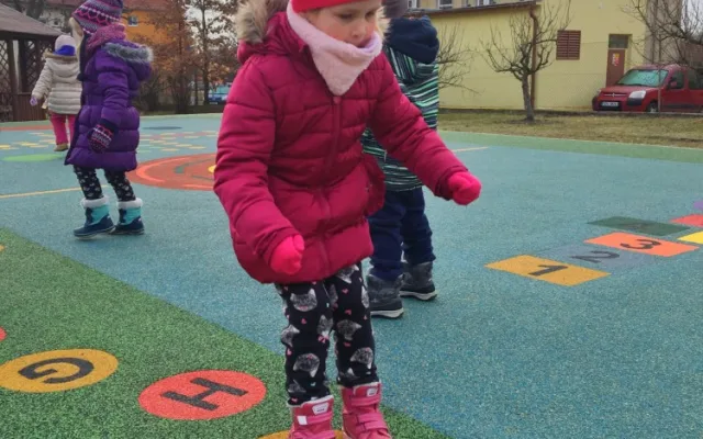 Výtvarné ztvárnění povrchu hřiště nutí děti u pohybu premyslet