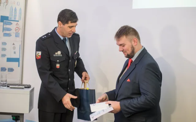 Gentleman silnic Jan Jirka s policejním mluvčím Milanem Bajcurou.