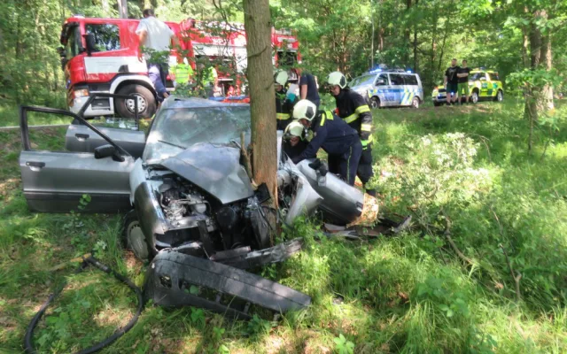 Nehoda se loni v létě na silnici mezi obcemi Římov a Plav, kde narazil osobní automobil Audi 80 do stromu a začal hořet. Nárazem se zaklínily dveře řidiče, který se tak nemohl dostat ven.