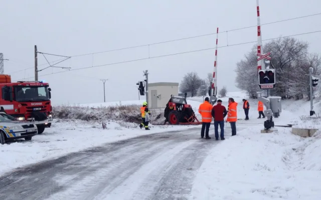 Na železničním přejezdu ve Střelských Hošticích na Strakonicku se dnes, ve čtvrtek 8. února, ráno na trati České Budějovice - Plzeň srazil rychlík s traktorem.