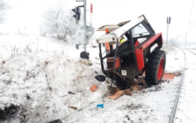 Na železničním přejezdu ve Střelských Hošticích na Strakonicku se dnes, ve čtvrtek 8. února, ráno na trati České Budějovice - Plzeň srazil rychlík s traktorem.