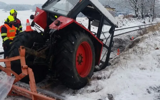 Na železničním přejezdu ve Střelských Hošticích na Strakonicku se dnes, ve čtvrtek 8. února, ráno na trati České Budějovice - Plzeň srazil rychlík s traktorem.