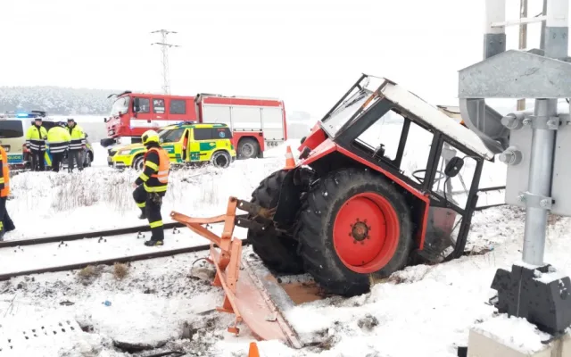 Na železničním přejezdu ve Střelských Hošticích na Strakonicku se dnes, ve čtvrtek 8. února, ráno na trati České Budějovice - Plzeň srazil rychlík s traktorem.
