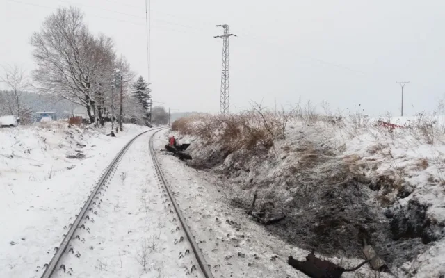 Na železničním přejezdu ve Střelských Hošticích na Strakonicku se dnes, ve čtvrtek 8. února, ráno na trati České Budějovice - Plzeň srazil rychlík s traktorem.