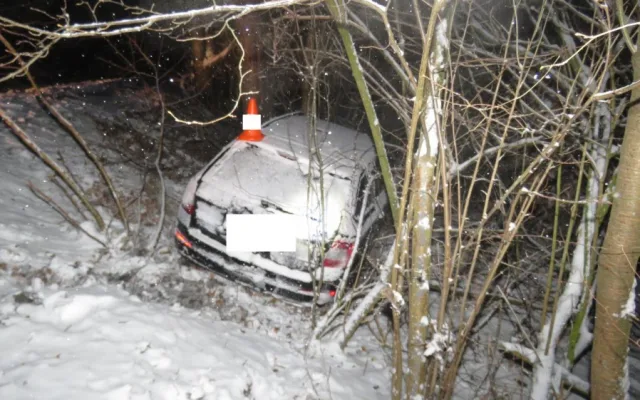 Muž za volantem Škody Octavia ve středu 7. února před osmnáctou hodinou dostal na namrzlé silnici III. třídy, ve směru jízdy Ktiš - Březovík. smyk a skončil v lese