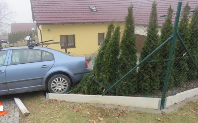 Na silnici III. třídy, ve směru jízdy Husinecká přehrada - Prachatice, havarovala ve středu 7. února řidička osobního osobního auta Škoda Superb.