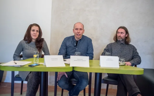 Martina Šímová, Roman Mařík a David Veis na tiskové konferenci