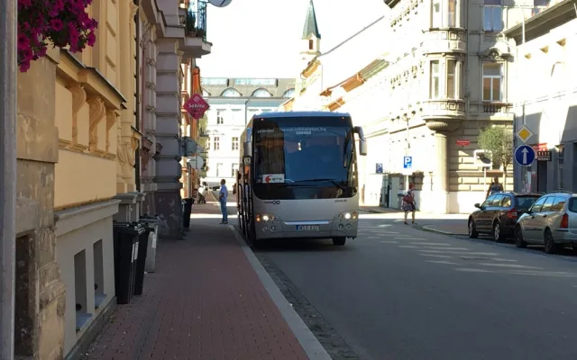 Autobus stojí na jiném místě než by měl, navíc skoro v křižovatce.