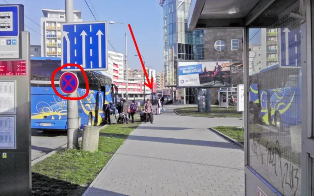 Autobus stojí na zákazu zastavení.
