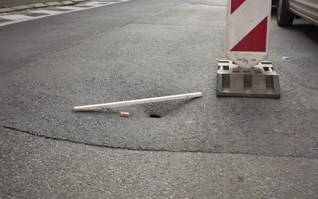 Poničená silnice