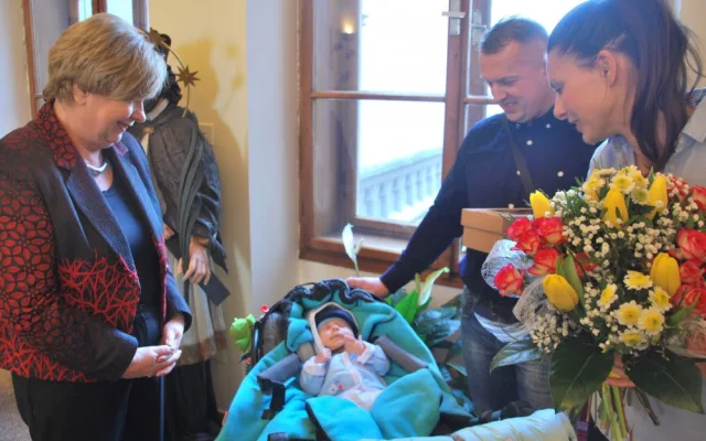 Zlatým přívěskem s řetízkem obdarovala hejtmanka Ivana Stráská první letošní miminko narozené v Jihočeském kraji. Tím je Adam Loskota z Tábora. Na tamním městském úřadě dárek včera, v úterý 13. února, převzali jeho rodiče Petra a Martin Loskotovi.