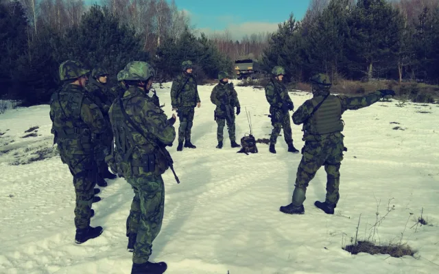 Velitel force protection upřesňuje vojákům úkoly.