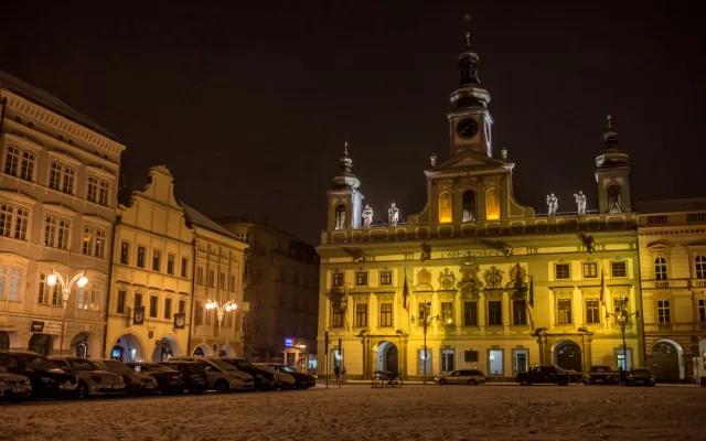 Rozsviťme do zlata. To je název celorepublikové kampaně ke které se v rámci Dne dětské onkologie připojily také České Budějovice. Zlatavě se proto rozzářila radnice.