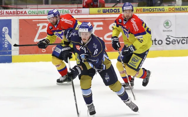 Švéd Linus Svedlund ujíždí Martinu Novákovi a Peteru Galambošovi, zatímco Čáp si odpykává svůj desetiminutový trest