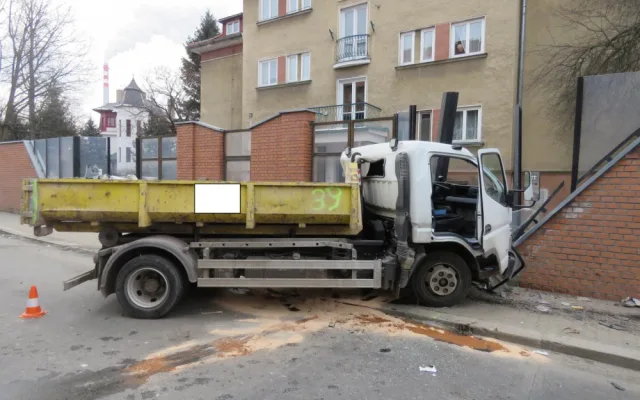 Na Mánesově třídě byla při dopravní nehodě poničena protihluková zeď.