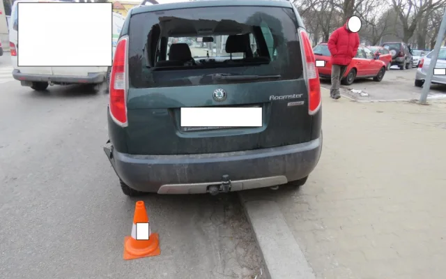 Na Mánesově třídě byla při dopravní nehodě poničena protihluková zeď.