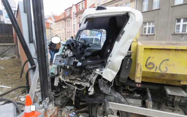 Na Mánesově třídě byla při dopravní nehodě poničena protihluková zeď.