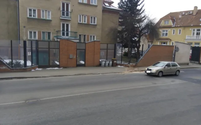 Na Mánesově třídě byla při dopravní nehodě poničena protihluková zeď.