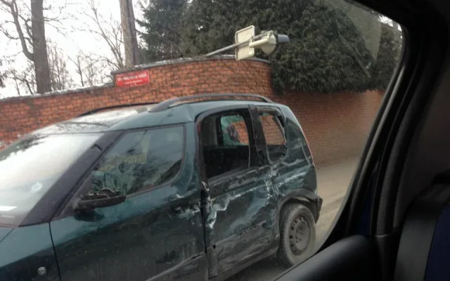 Na Mánesově třídě byla při dopravní nehodě poničena protihluková zeď.