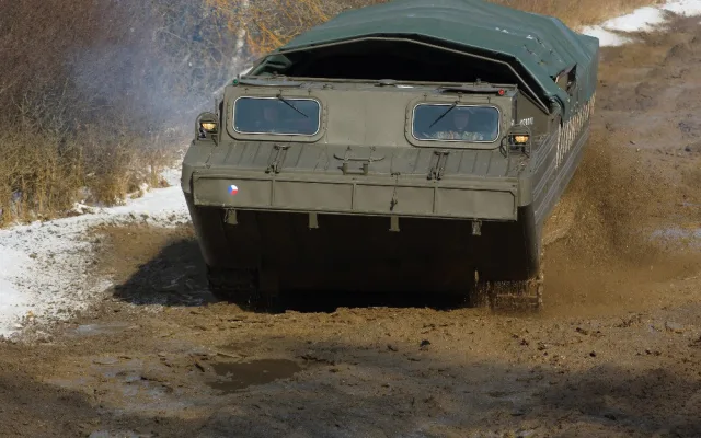 Obojživelný pásový transportér PTS-10.