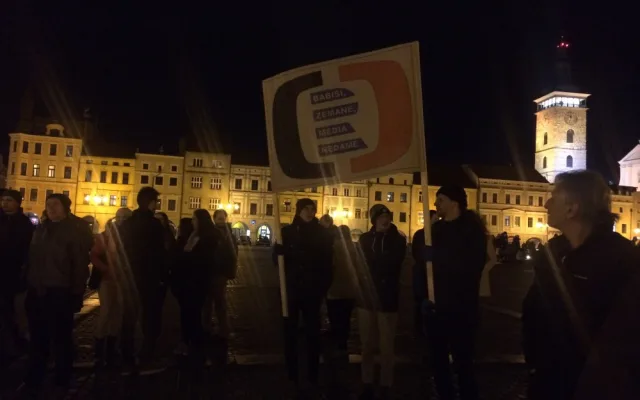 Lidé přišli na budějcké náměstí podpořit demonstraci za zachování svobody slova a médií