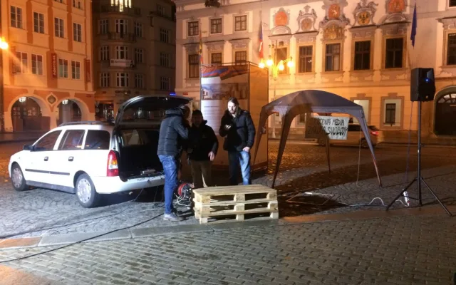 Lidé přišli na budějcké náměstí podpořit demonstraci za zachování svobody slova a médií