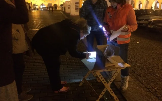 Lidé přišli na budějcké náměstí podpořit demonstraci za zachování svobody slova a médií