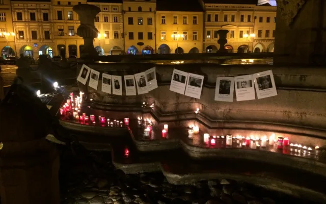 Lidé přišli na budějcké náměstí podpořit demonstraci za zachování svobody slova a médií