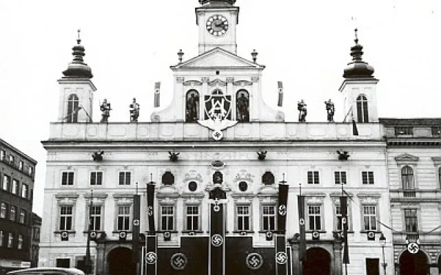 Takto byla znetvořena českobudějovická radnice k padesátinám Adolfa Hitlera v dubnu 1939.