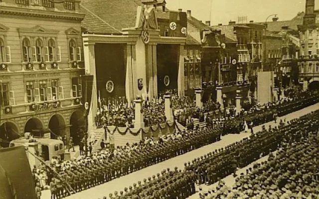 Tribuna krajského sněmu NSDAP na budějovickém náměstí v červnu 1939, kde stanul Hans Westen jako komisařský krajský vůdce.