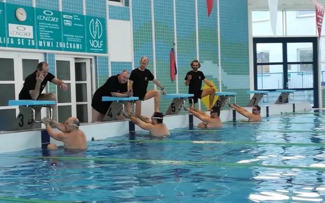 Policejní plavci soutěžili v klasických disciplínách i záchraně tonoucího.