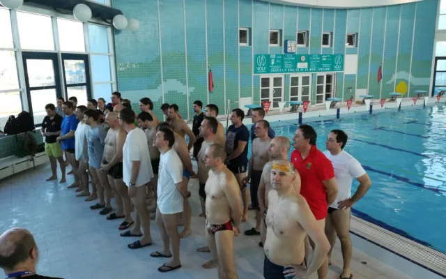 Policejní plavci soutěžili v klasických disciplínách i záchraně tonoucího.