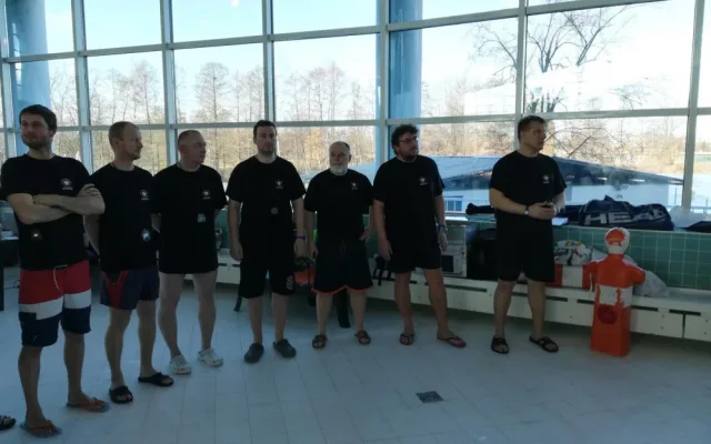 Policejní plavci soutěžili v klasických disciplínách i záchraně tonoucího.