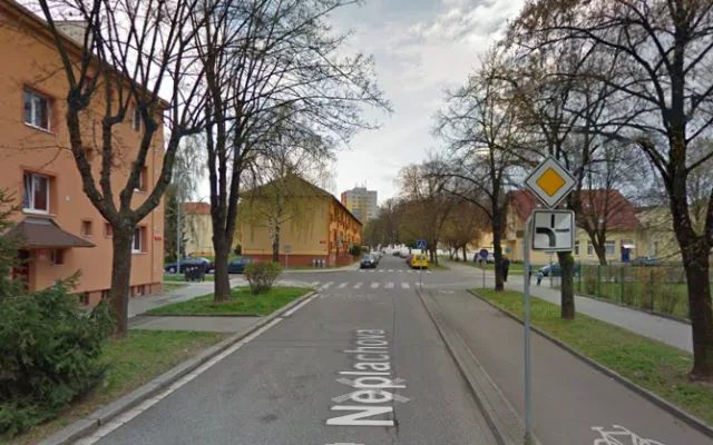Dřívě bývala hlavní ulice Neplachova a Nerudova.