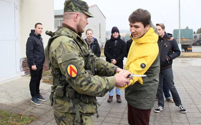 Vojáci radili studentům, jak se bránit, když je útočník napadne nožem.