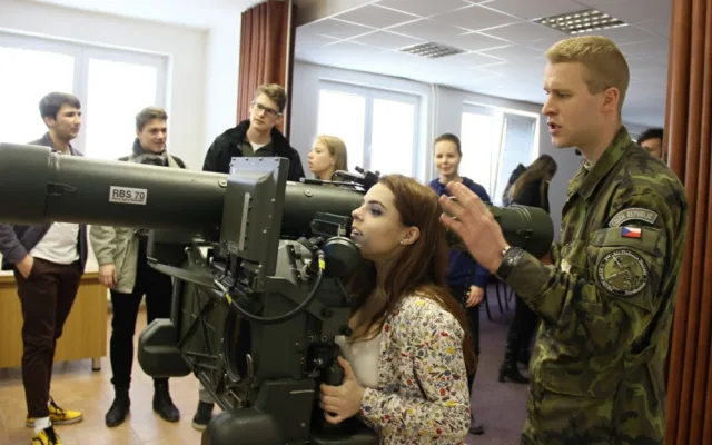Helena Šťastná si vyzkoušela, jak probíhá výcvik operátora na trenažéru protiletadlového kompletu RBS-70.