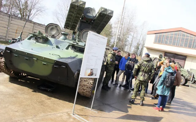 Představení protiletadlového raketového kompletu S-10M.