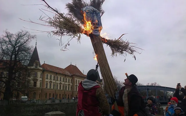 Budějce jsou připraveny na jaro. Lidé z města vynesli Moranu. Foto: Janička Hodná
