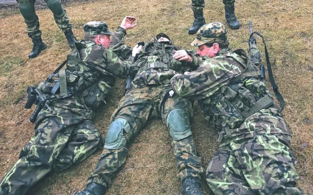 Nacvičovali, jak pod palbou zastavit masivní končetinové krvácení.
